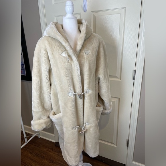 Vintage Marvin Richard Cozy Cream Faux Fur Coat - Picture 2 of 15